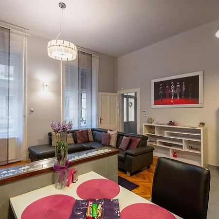 Lovely Purplish Apartment Heart Of The City Budapest Exteriör bild