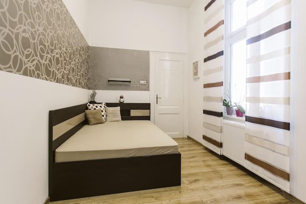 Lovely Purplish Apartment Heart Of The City Budapest Exteriör bild