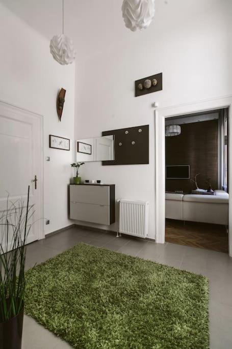 Lovely Purplish Apartment Heart Of The City Budapest Exteriör bild