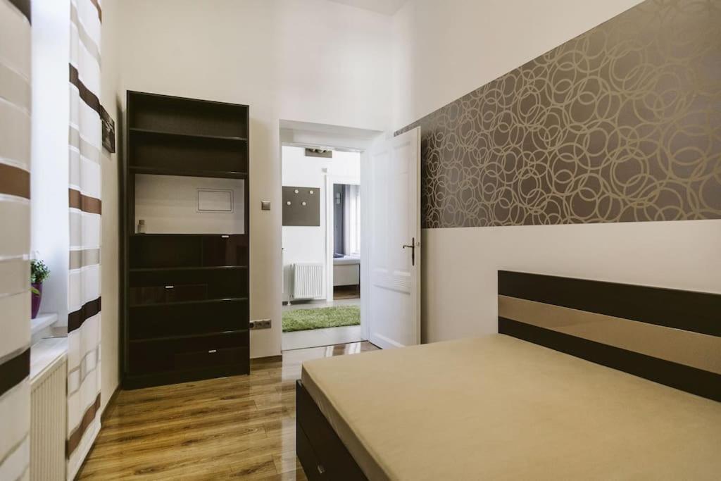 Lovely Purplish Apartment Heart Of The City Budapest Exteriör bild