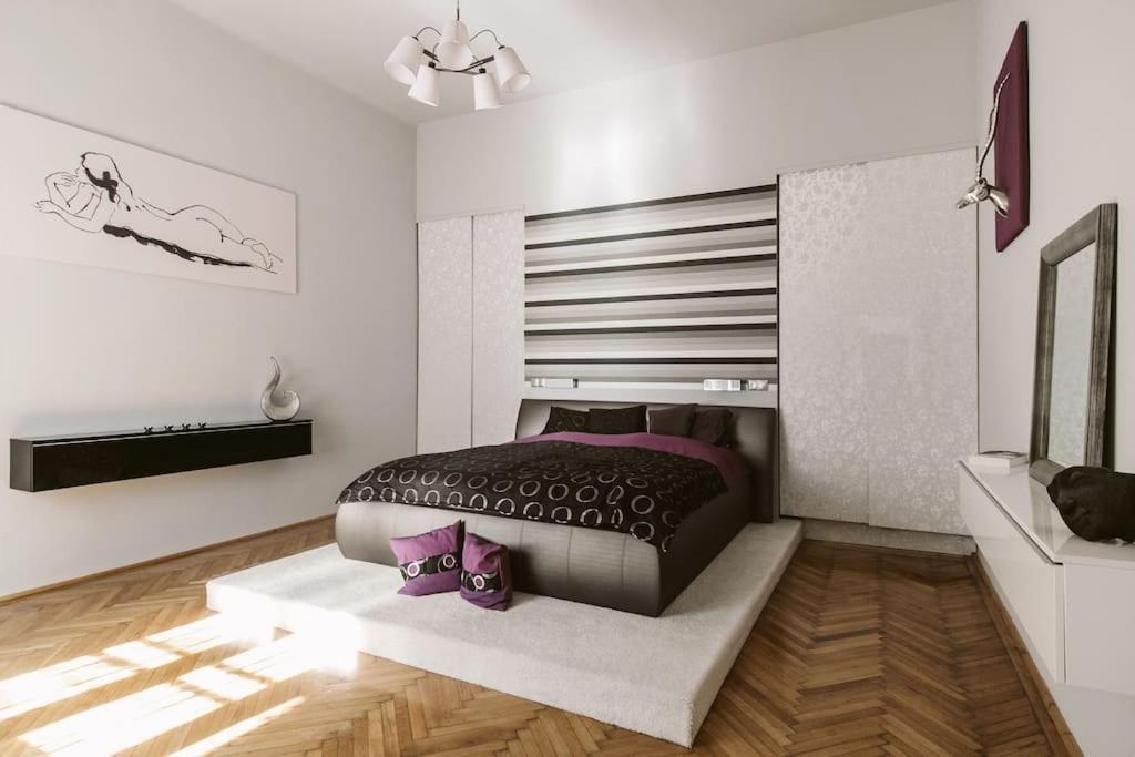 Lovely Purplish Apartment Heart Of The City Budapest Exteriör bild