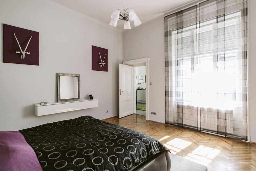 Lovely Purplish Apartment Heart Of The City Budapest Exteriör bild