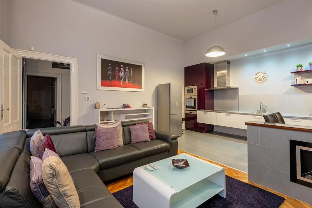 Lovely Purplish Apartment Heart Of The City Budapest Exteriör bild