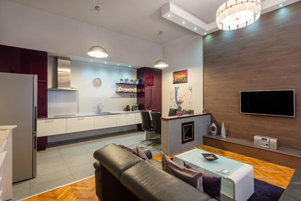 Lovely Purplish Apartment Heart Of The City Budapest Exteriör bild